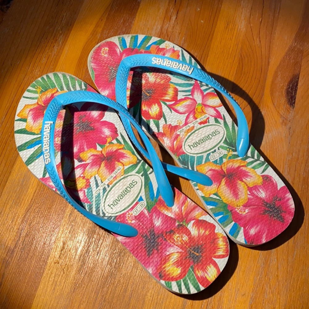 Havaianas pink and blue tropical flower Flip Flops